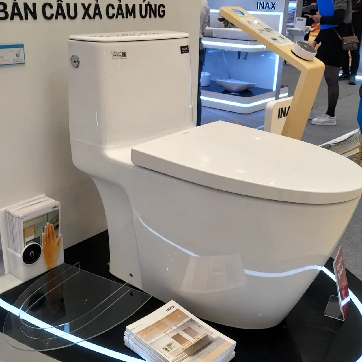 Bồn cầu 1 khối xả cảm ứng ACT-902VN