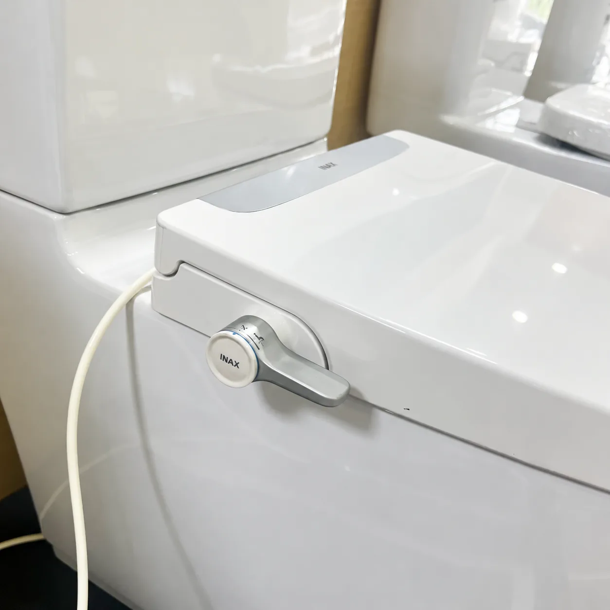 Bồn cầu 1 khối kết hợp nắp rửa cơ AC-912+CW-S32VN