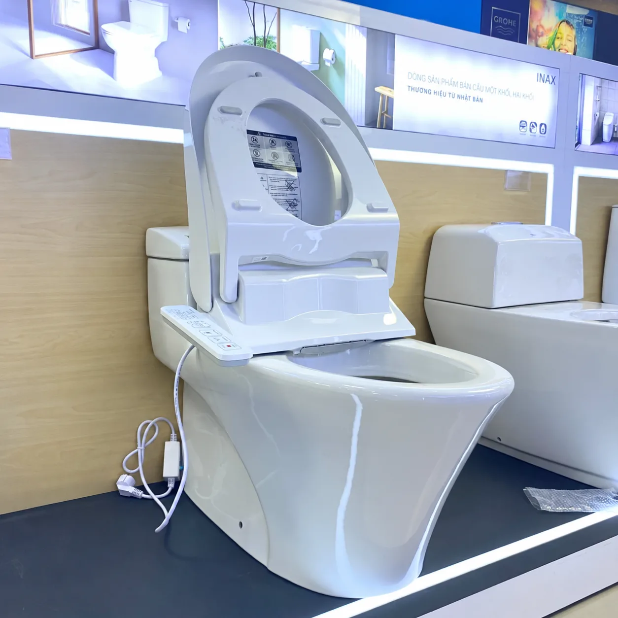 Bồn cầu 1 khối kết hợp nắp rửa điện tử AC-1017R+CW-H18VN