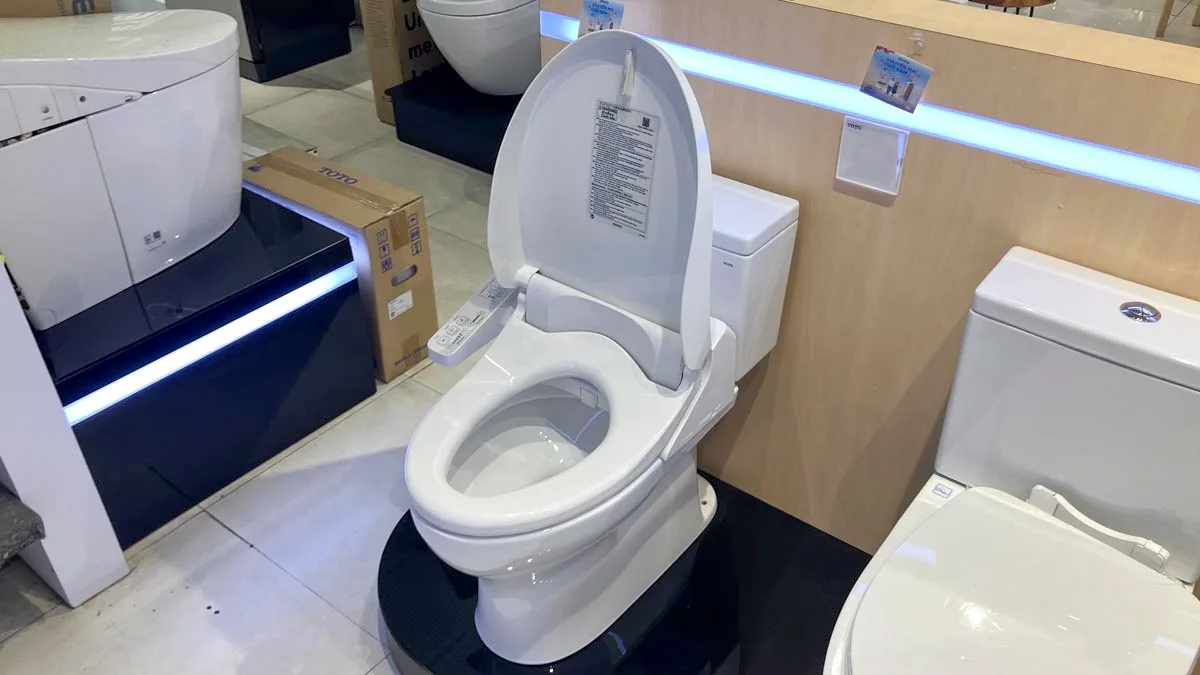 Bàn cầu 2 khối CS302DW18 kèm nắp rửa điện tử WASHLET dòng C2 cơ bản TCF23710AAA