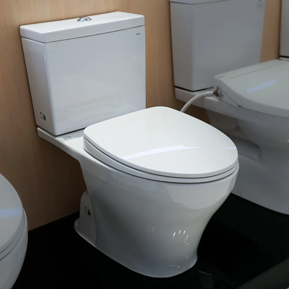 Bàn cầu 2 khối CS326DT10 kèm nắp đóng êm TC395VS