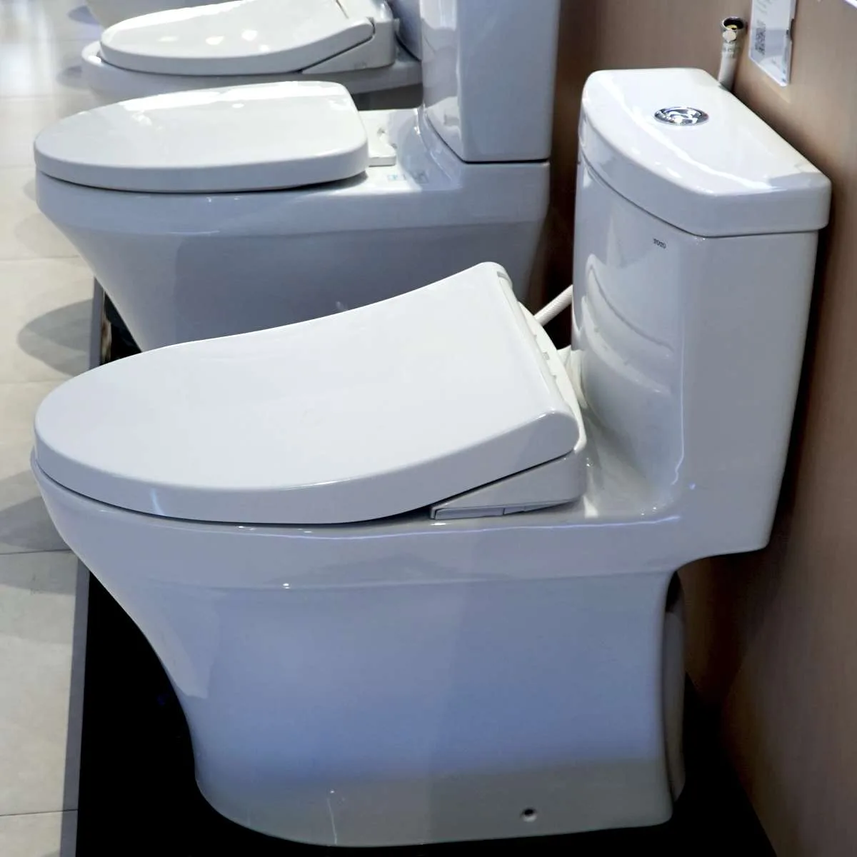 Bàn cầu một khối MS889DRE4, nắp đóng êm kèm vòi rửa nước lạnh TCW1211A