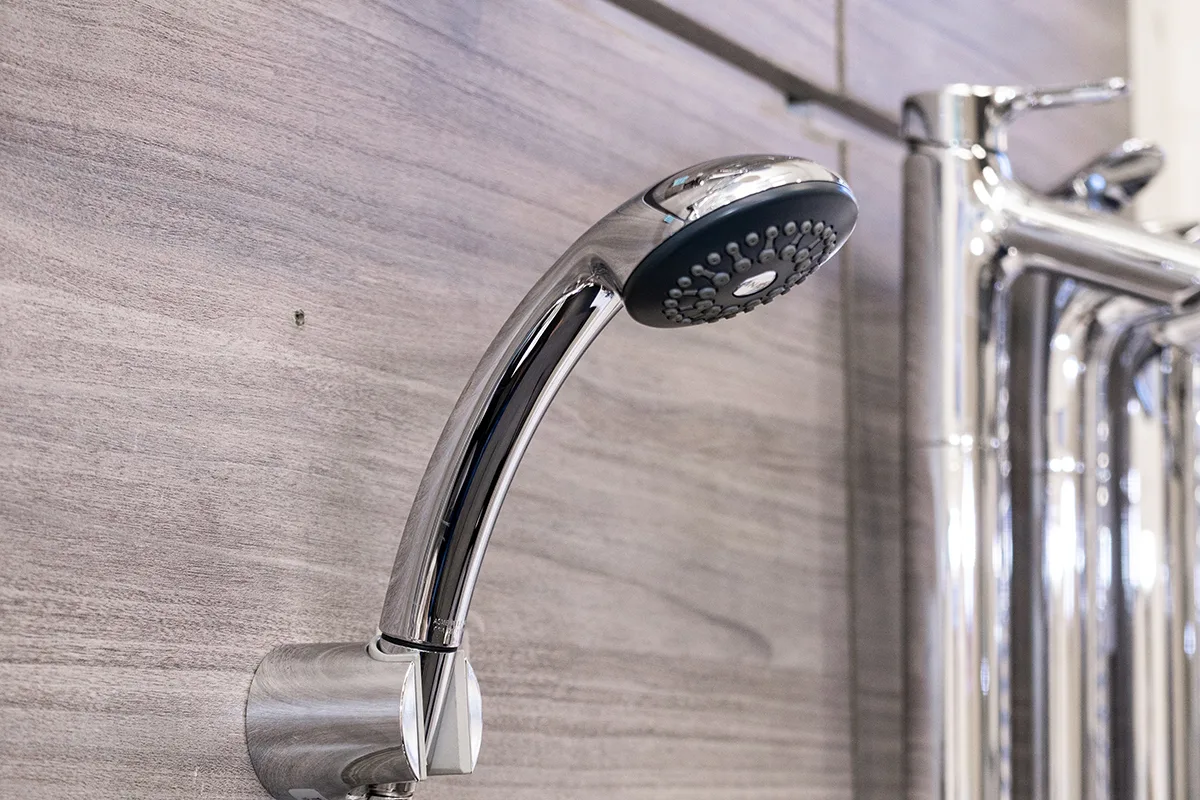 Sen tắm gắn tường BFV-1403S-4C