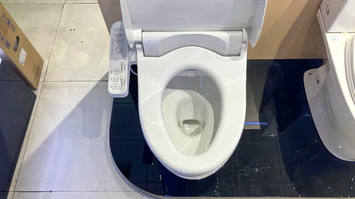 Bàn cầu 2 khối CS302DW18 kèm nắp rửa điện tử WASHLET dòng C2 cơ bản TCF23710AAA