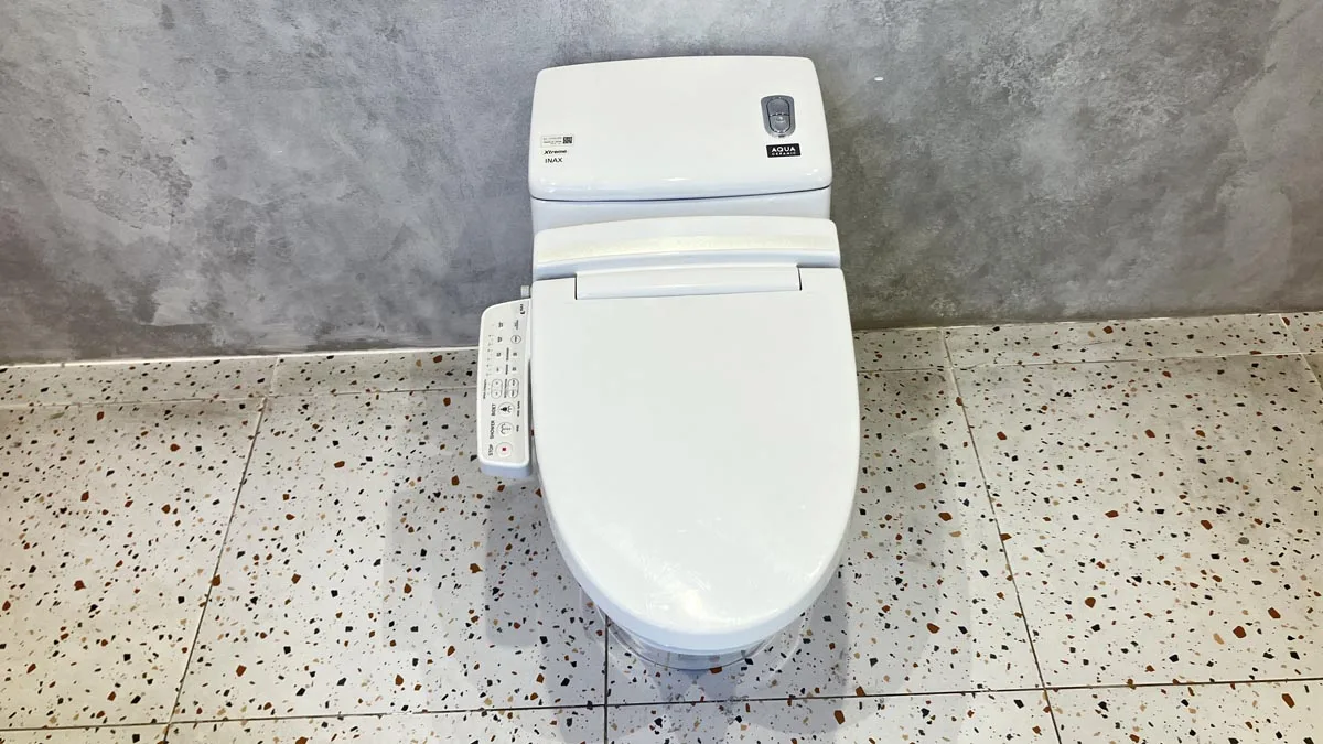 Bồn cầu 1 khối có nắp rửa điện tử AC-1008R+CW-KA22AVN