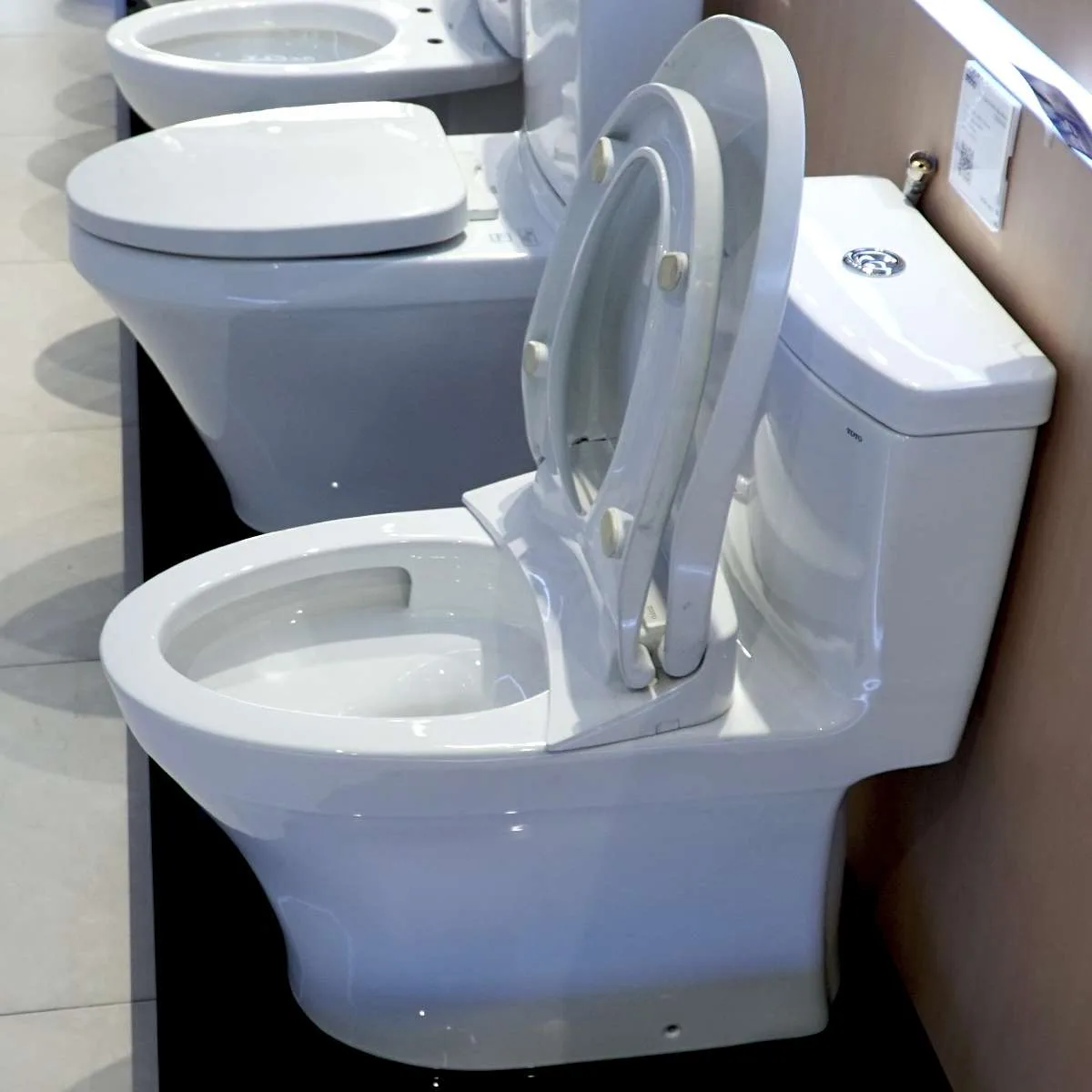 Bàn cầu một khối MS889DRE2 nắp đóng êm kèm vòi rửa nước lạnh TCW07S